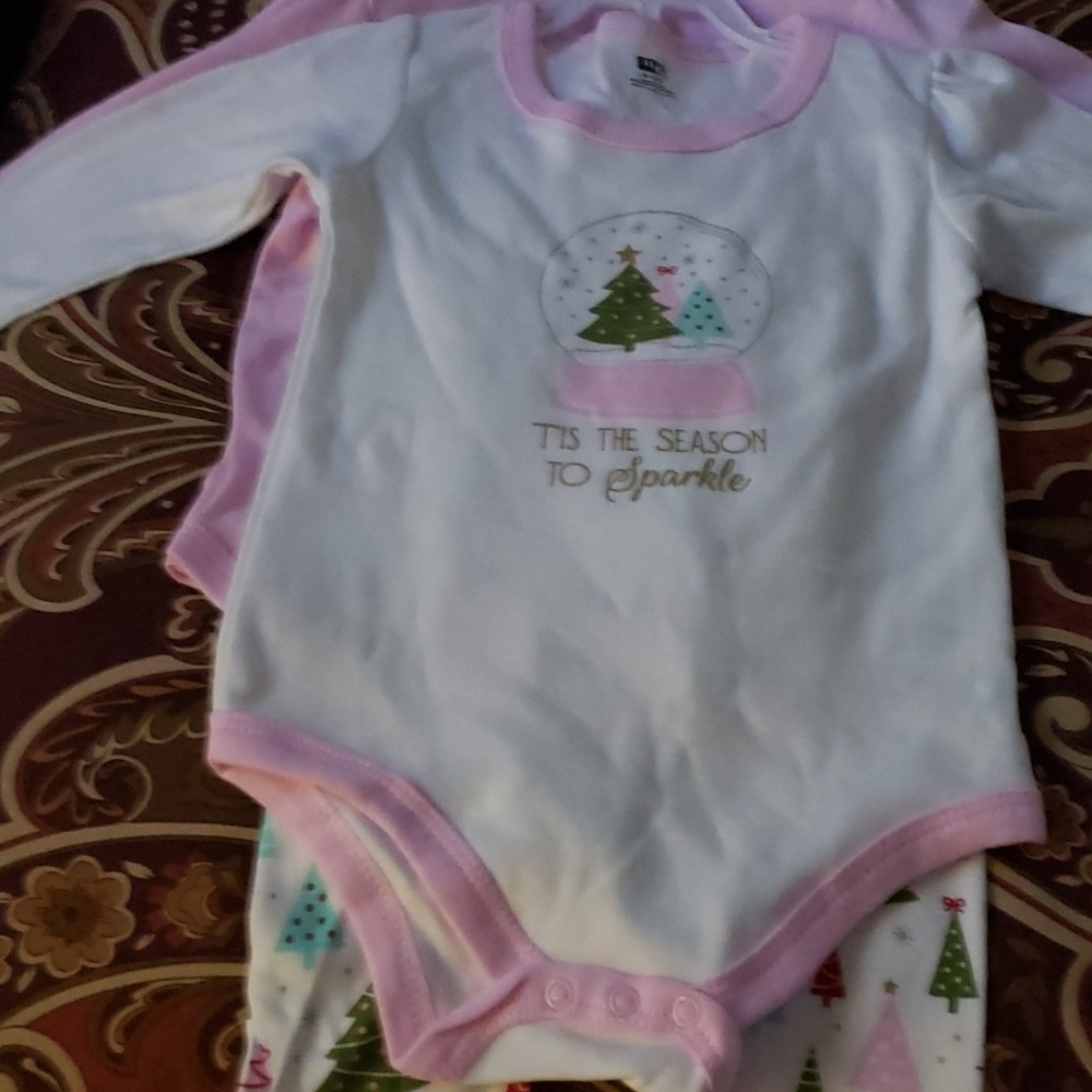 3 PIECE LAYETTE SET 9-12 MONTHS